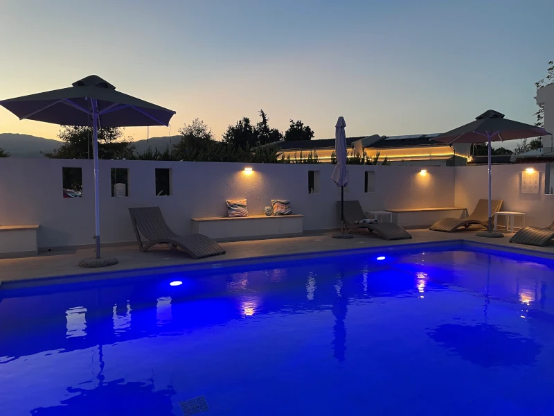 Poolbereich bei Dämmerung