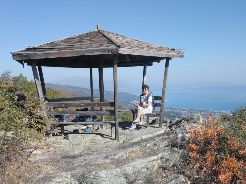 Rast an einem Aussichtspavillon mit Blick auf die Küste bei Asprovalta