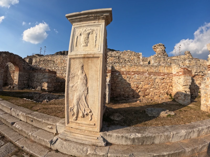 Freigelegte Steinmauern und Grundrisse der antiken Stadt Philippi