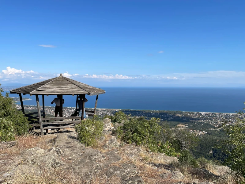 Pilger auf einer Eschiakos-Gruppenreise mit einem atemberaubenden Ausblick über den gesamten Strymonischen Golf