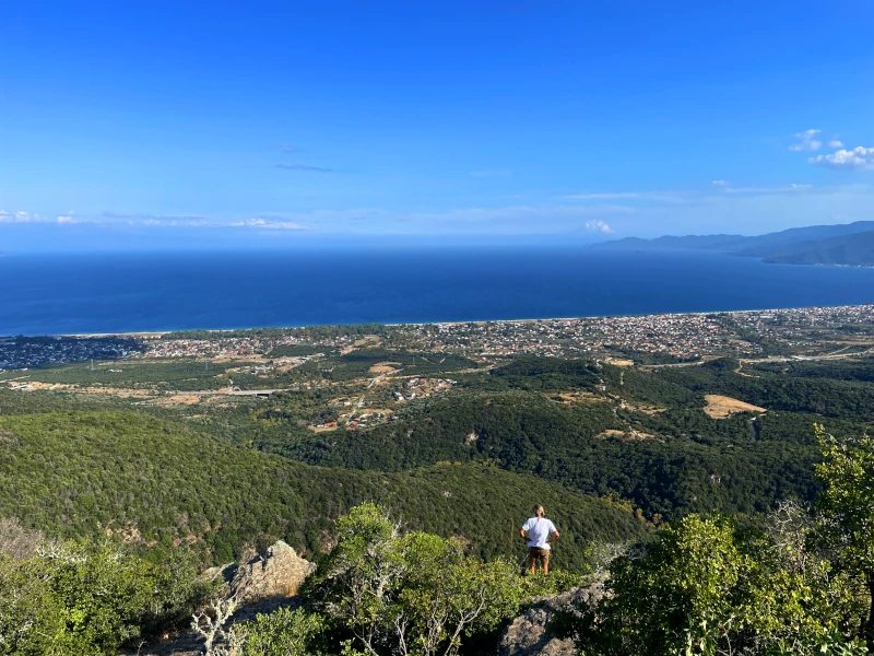 Aussicht aus den Bergen auf das Meer