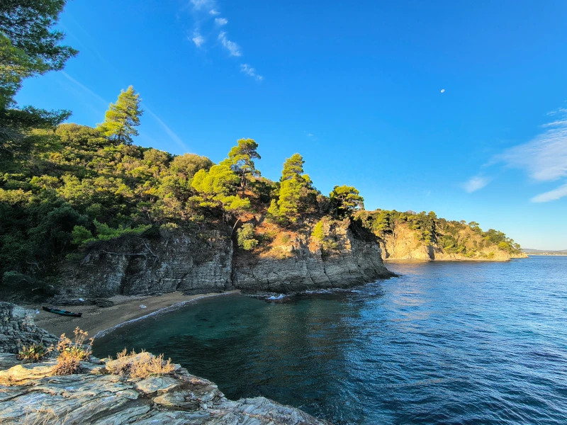 Klippen am Meer in Sythonia, Nodgriechenland