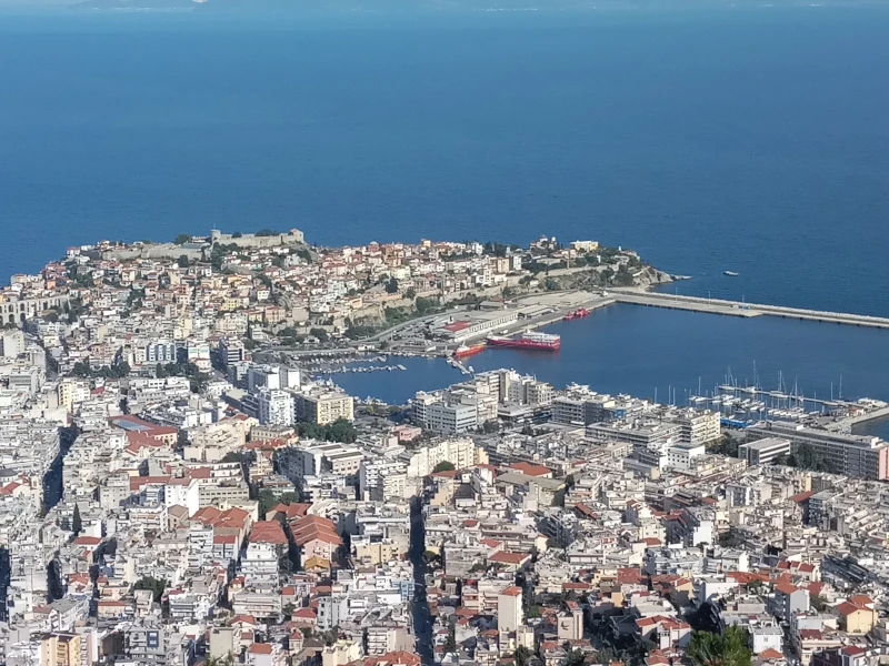 Blick von oben über die dicht bebauten Hügel von Kavala und den Hafen