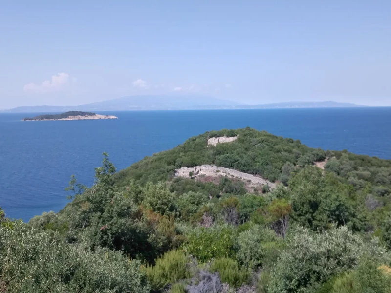 Bewaldete Halbinsel bei Stageira mit Blick auf das offene Meer